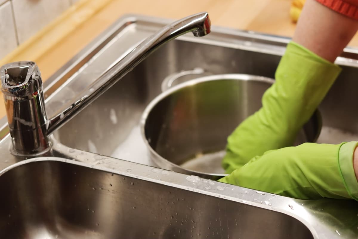 Cleaning a stainless sink