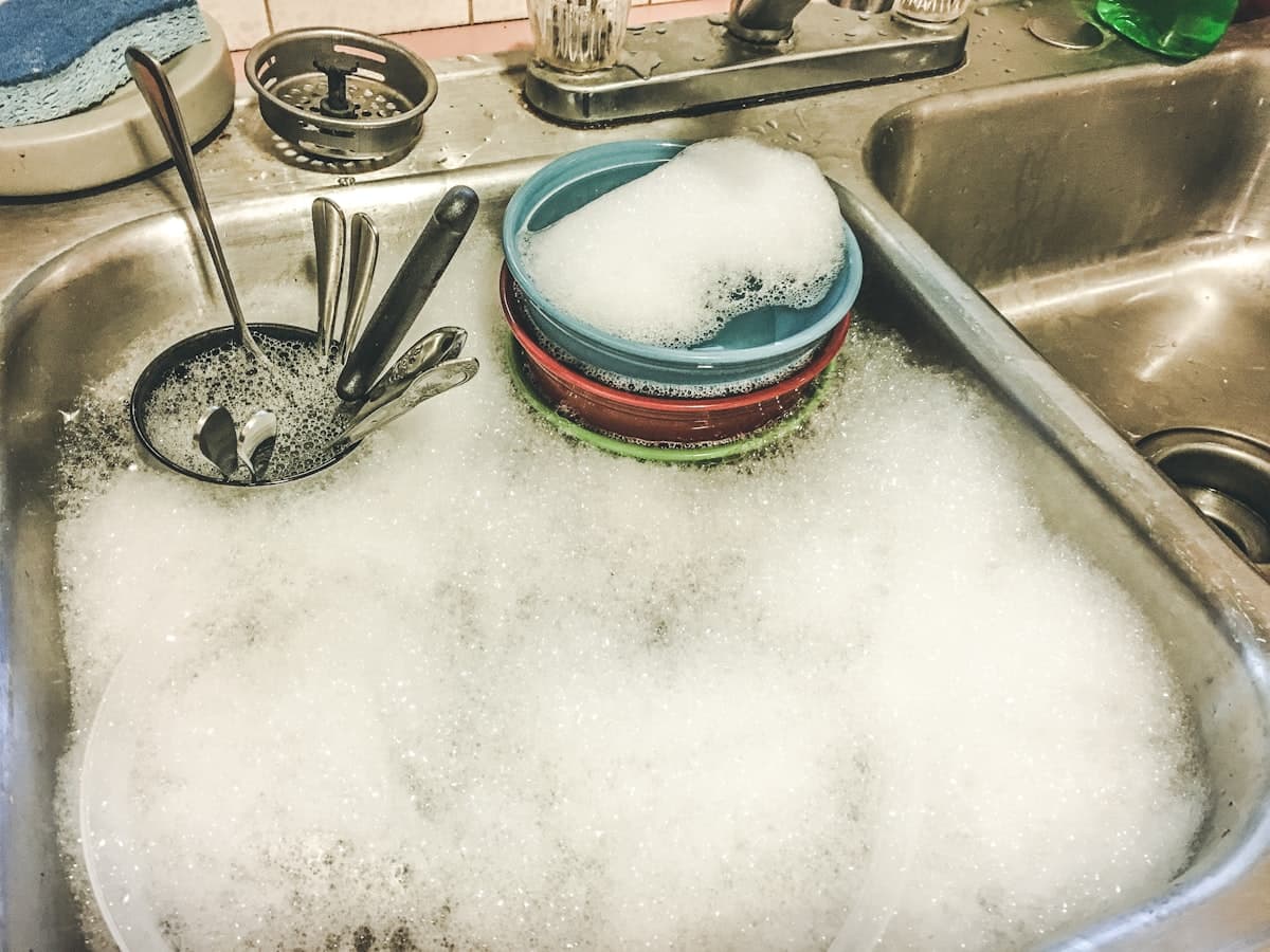 Dishes in fresh suds